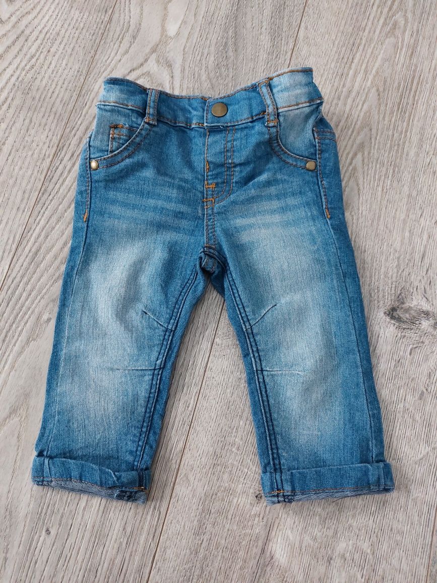 Spodnie niemowlece jeansowe F&F 68 sesja zdjeciowa