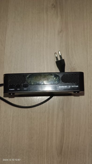 Тюнер т2 Romsat 1017 hd без пульта, нужен ремонт