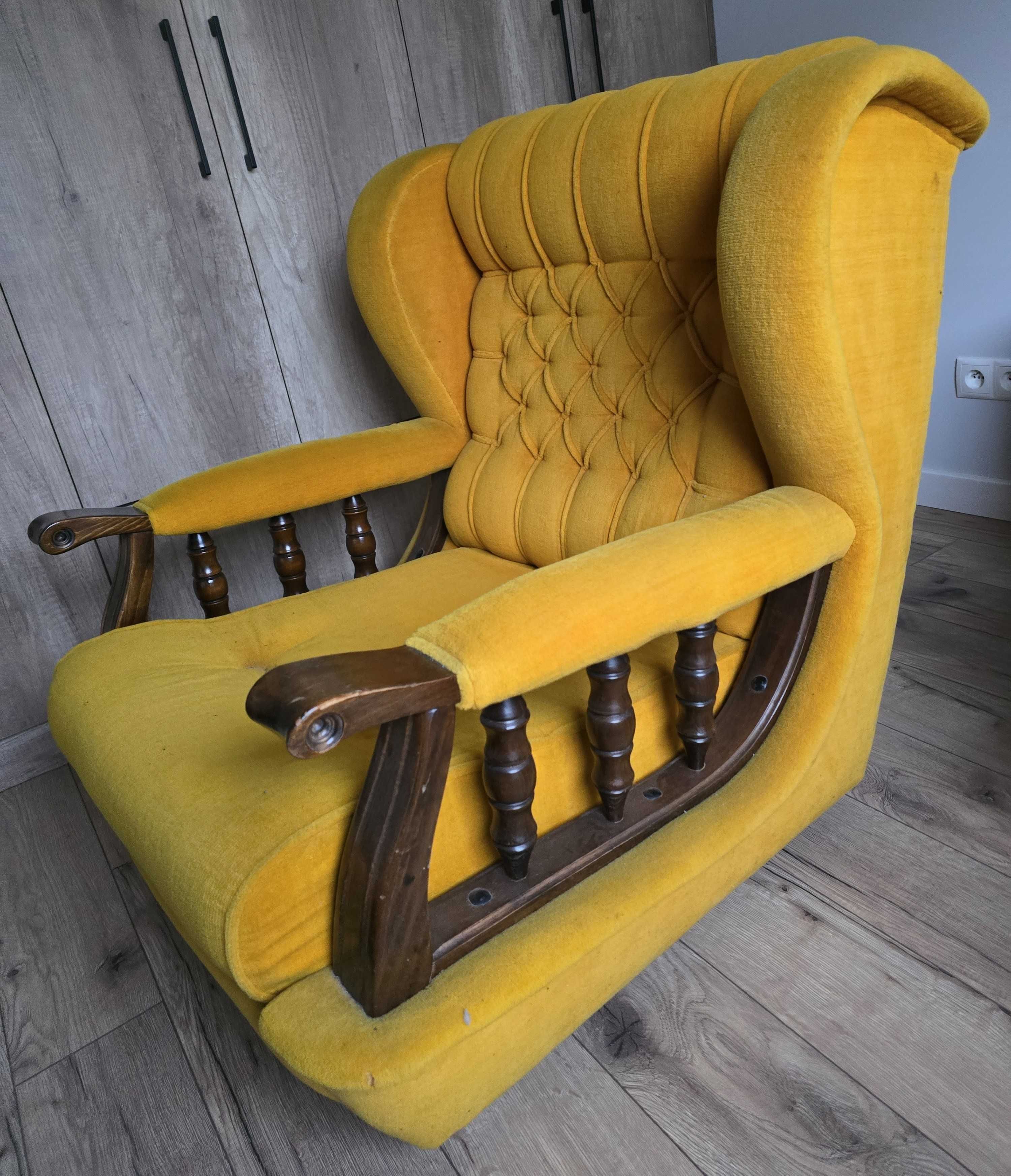 Fotel żółty z drewnem