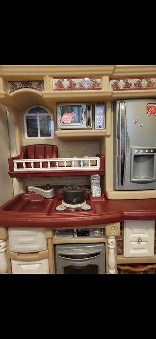 Kuchnia dziecięca STEP2 z akcesoriami widocznymi na zdjęciach.