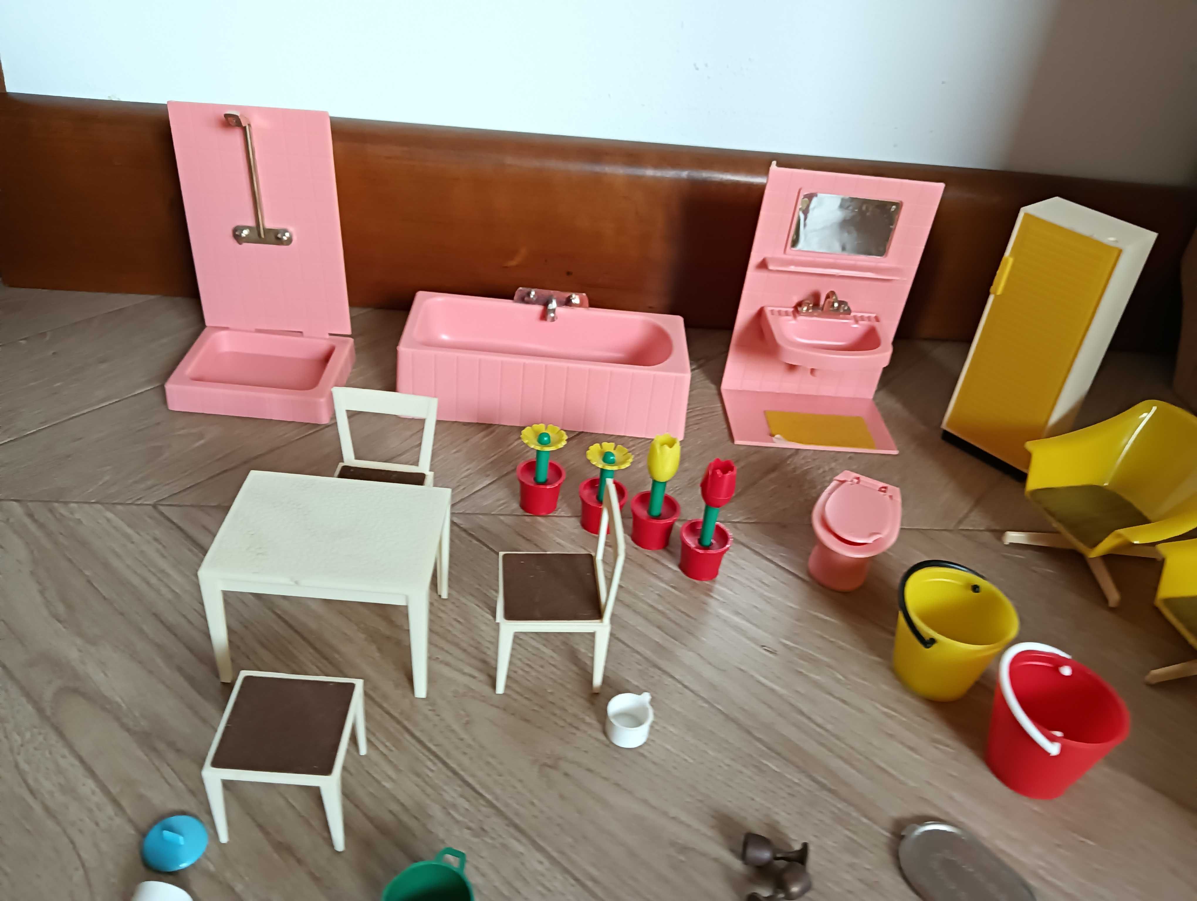 Mebelki dla lalek łazienka kuchnia + naczynia plastikowe stare 60/70