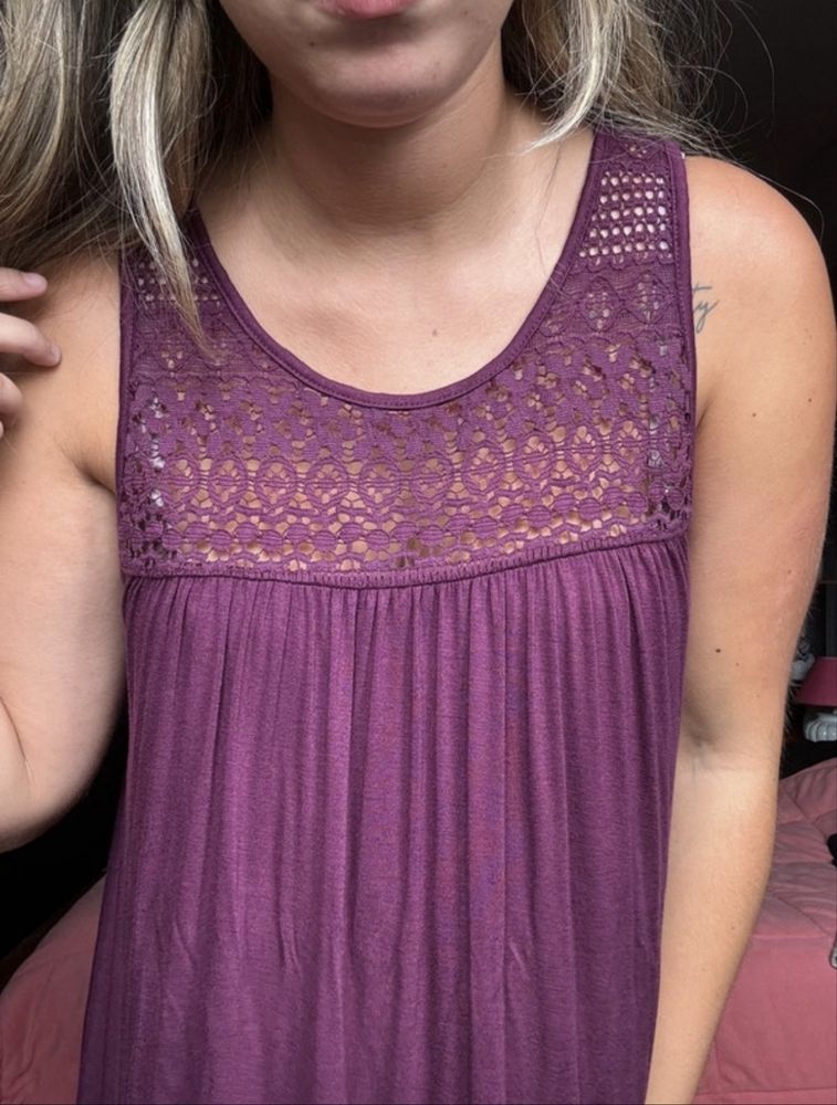 Vestido comprido bordo com etiqueta