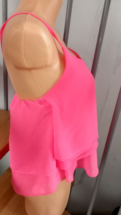 Top na ramiączkach neonowy róż gładka bluzka letnia