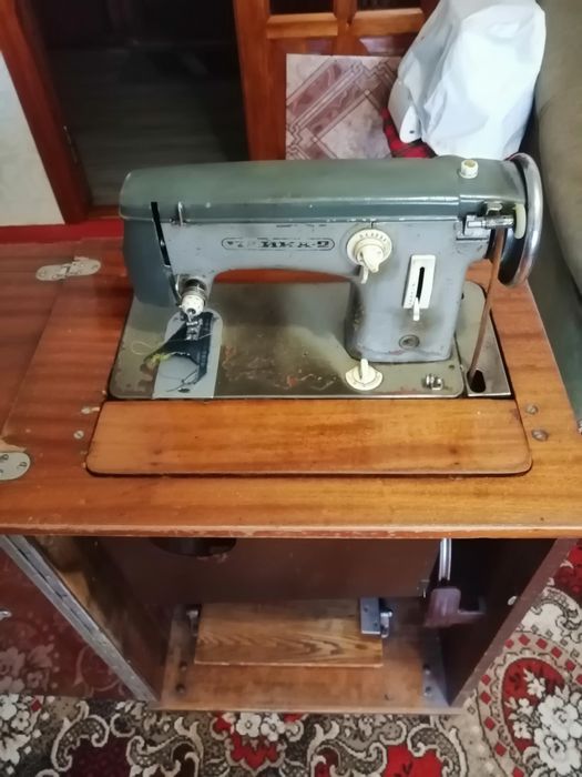 Швейная машинка Чайка 2.
