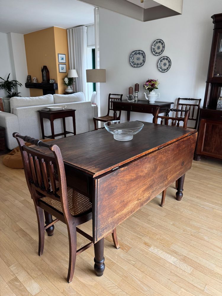 Mesa de jantar em castanho