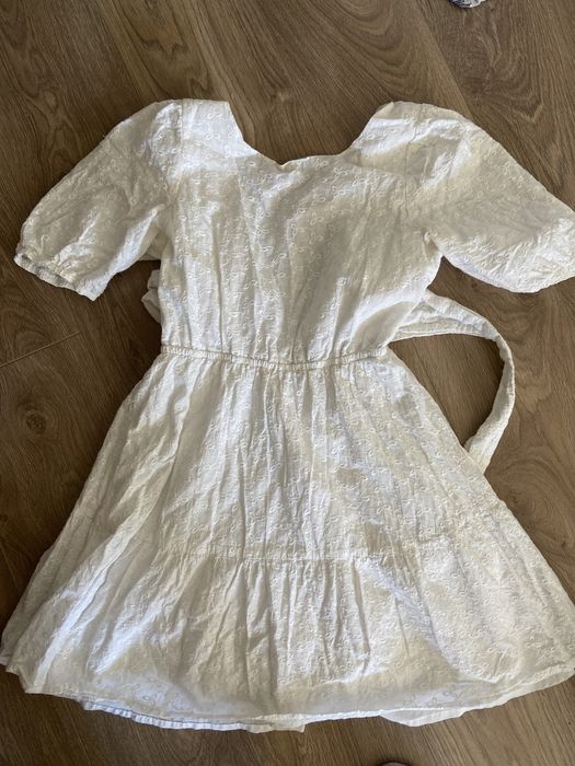 Сукня біля з голою спиною