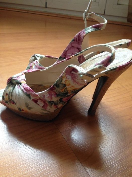Sapatos de Tecido com Padrão Floral