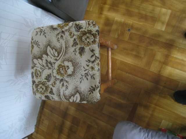 Taborety drewniane tapicerowane