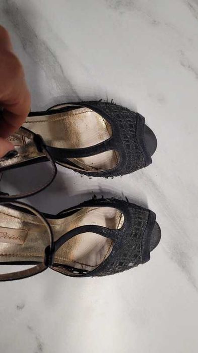 Czarne buty na obcasie z siateczką