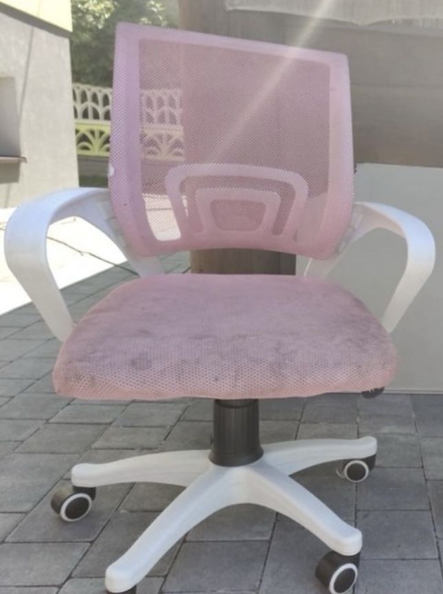 Krzeselko biurkowe rozowo biale