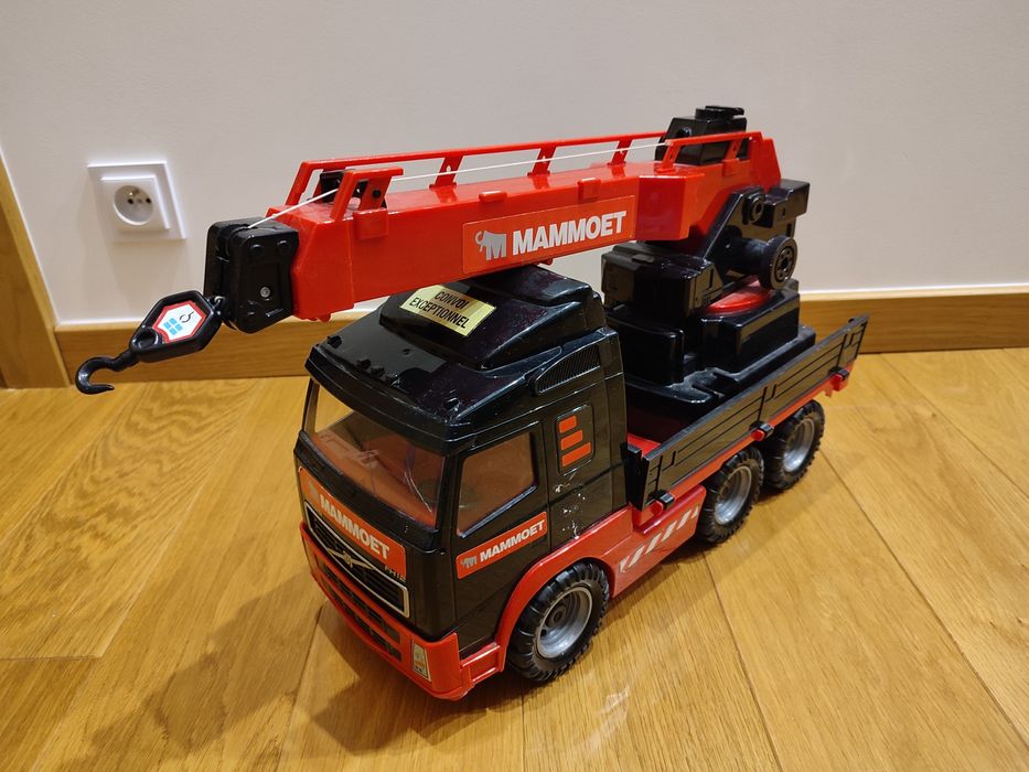 Duży dźwig obrotowy z wysięgnikiem