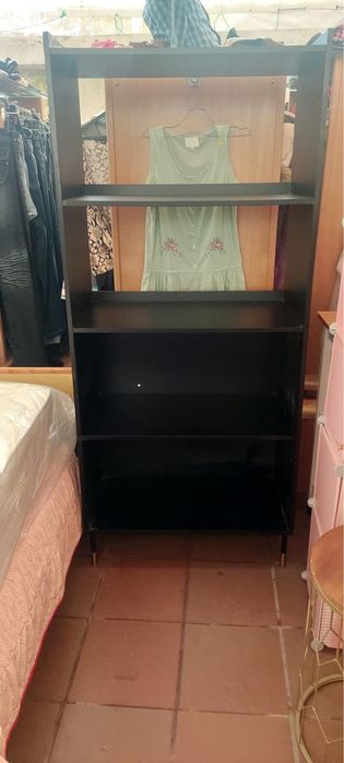 Movel de prateleiras em madeira