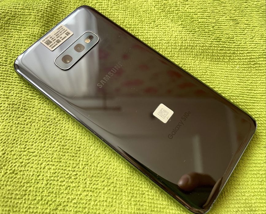 Телефон Samsung Galaxy S10e (2019) 5.8" AMOLED 6Gb 128Gb 3100mAh Black