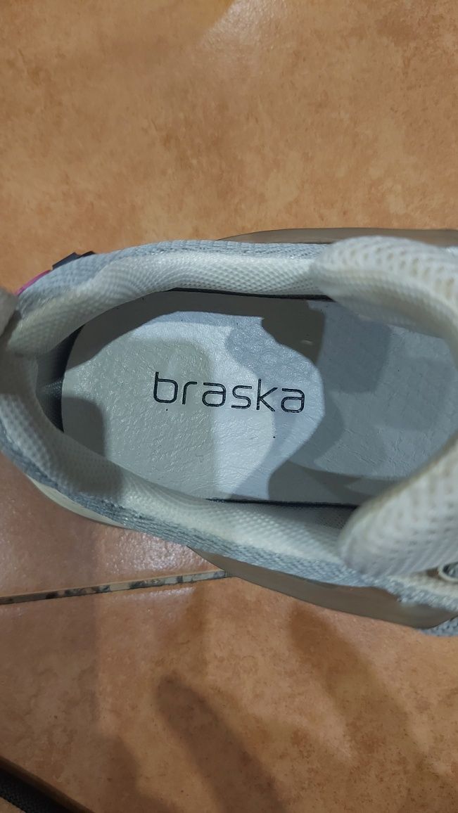 Продам жіночі кросівки, практично нові (braska))