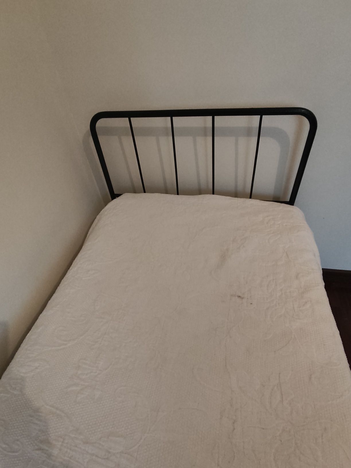 Cama de ferro forjado cinzento escuro