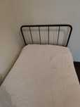 Cama de ferro forjado cinzento escuro