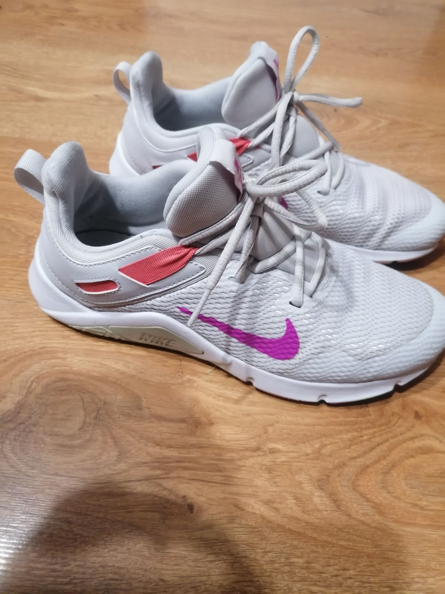 Buty sportowe damskie Nike rozmiar 40