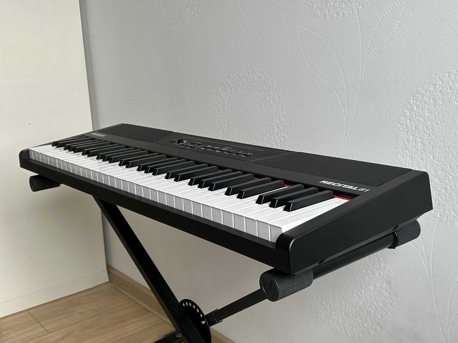 Alesis Recital 61 – kompaktowe pianino cyfrowe ze stojakiem