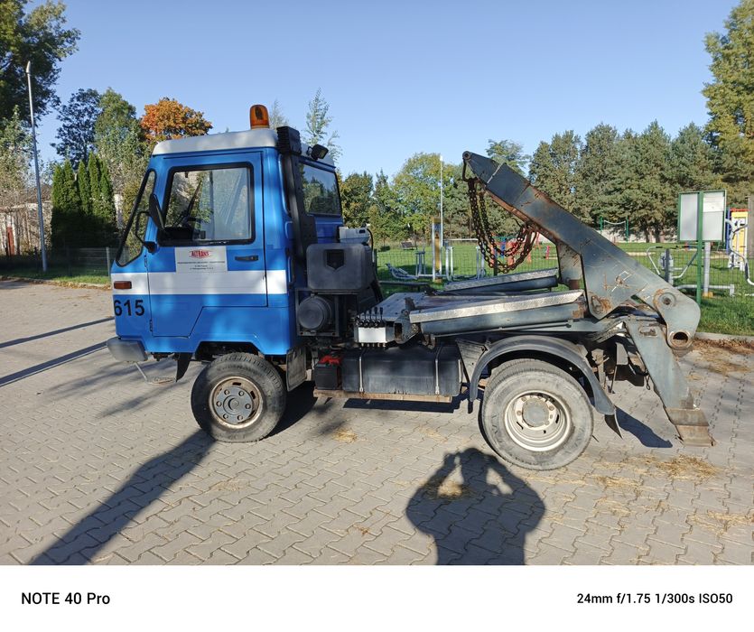 Wywóz gruzu w kontenerach , bardzo wąskie bramy .