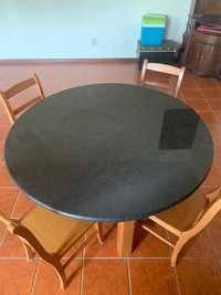 Mesa redonda com tampo em granito com 4 cadeiras