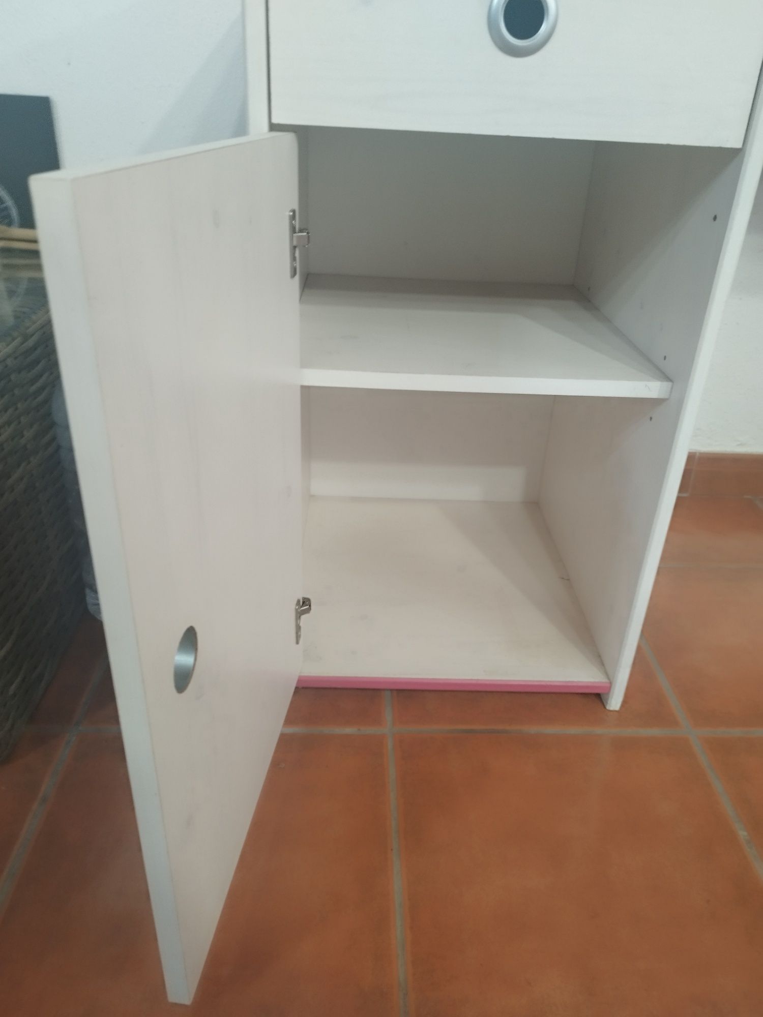 Secretária com gavetas