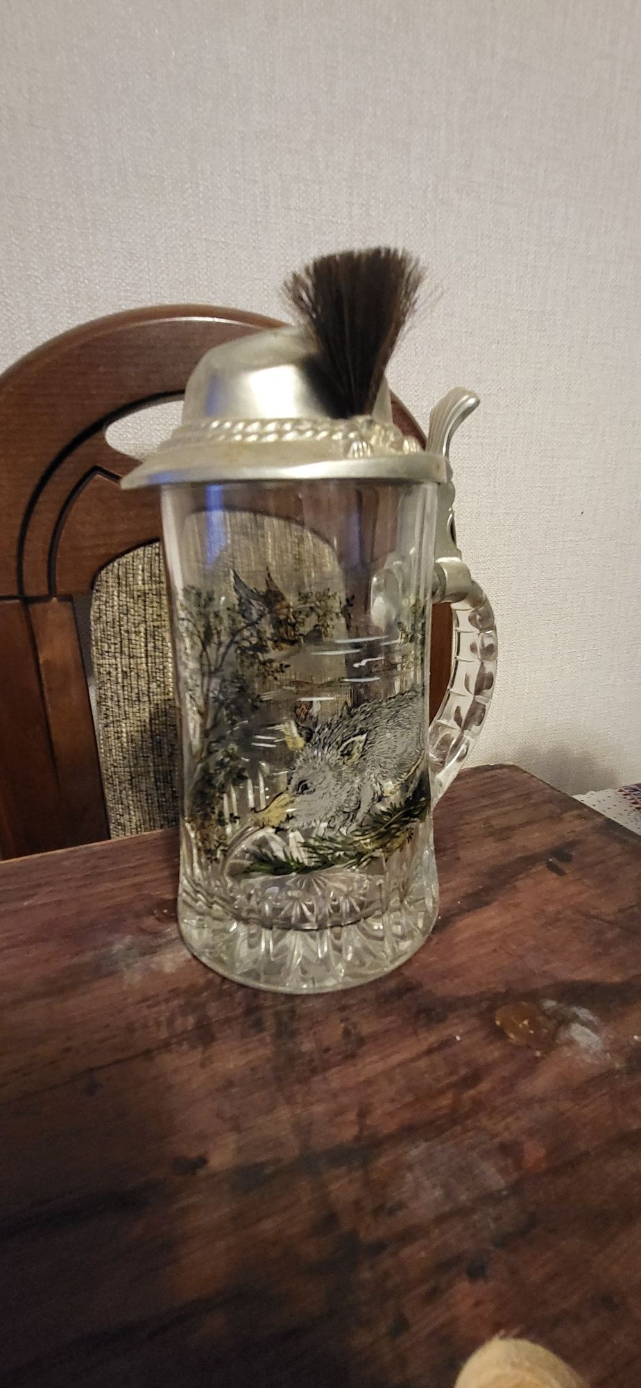 Kufel do piwa z motywem myśliwskim.