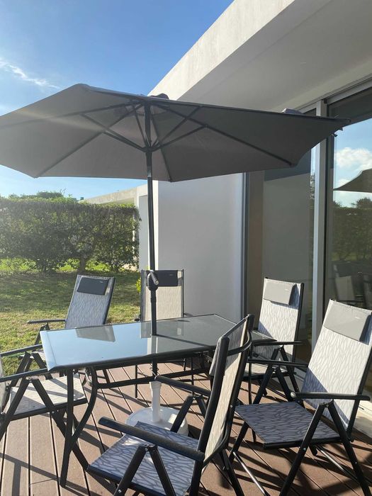 Conjunto mesa, 6 cadeiras e chapéu de sol