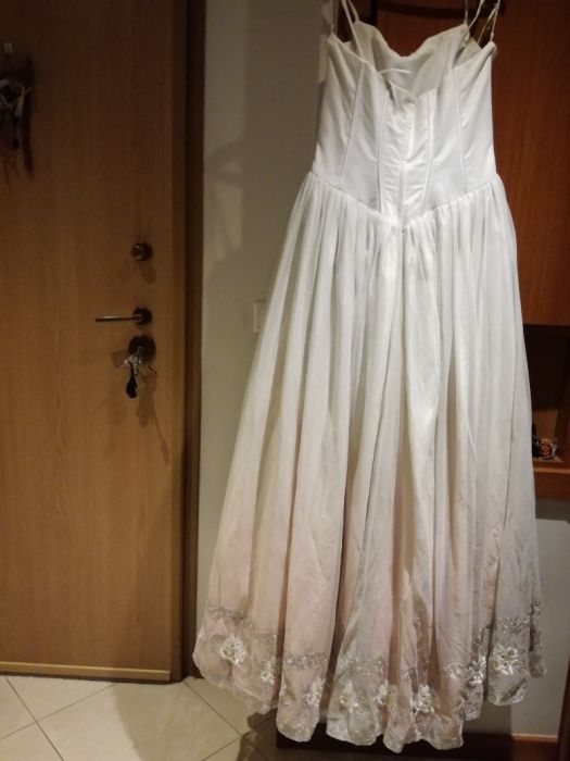 Vestido de noiva novo.