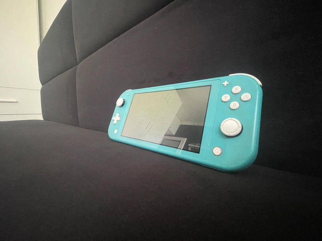 Nintendo Switch Lite z kompletem 2 gier Pokémon