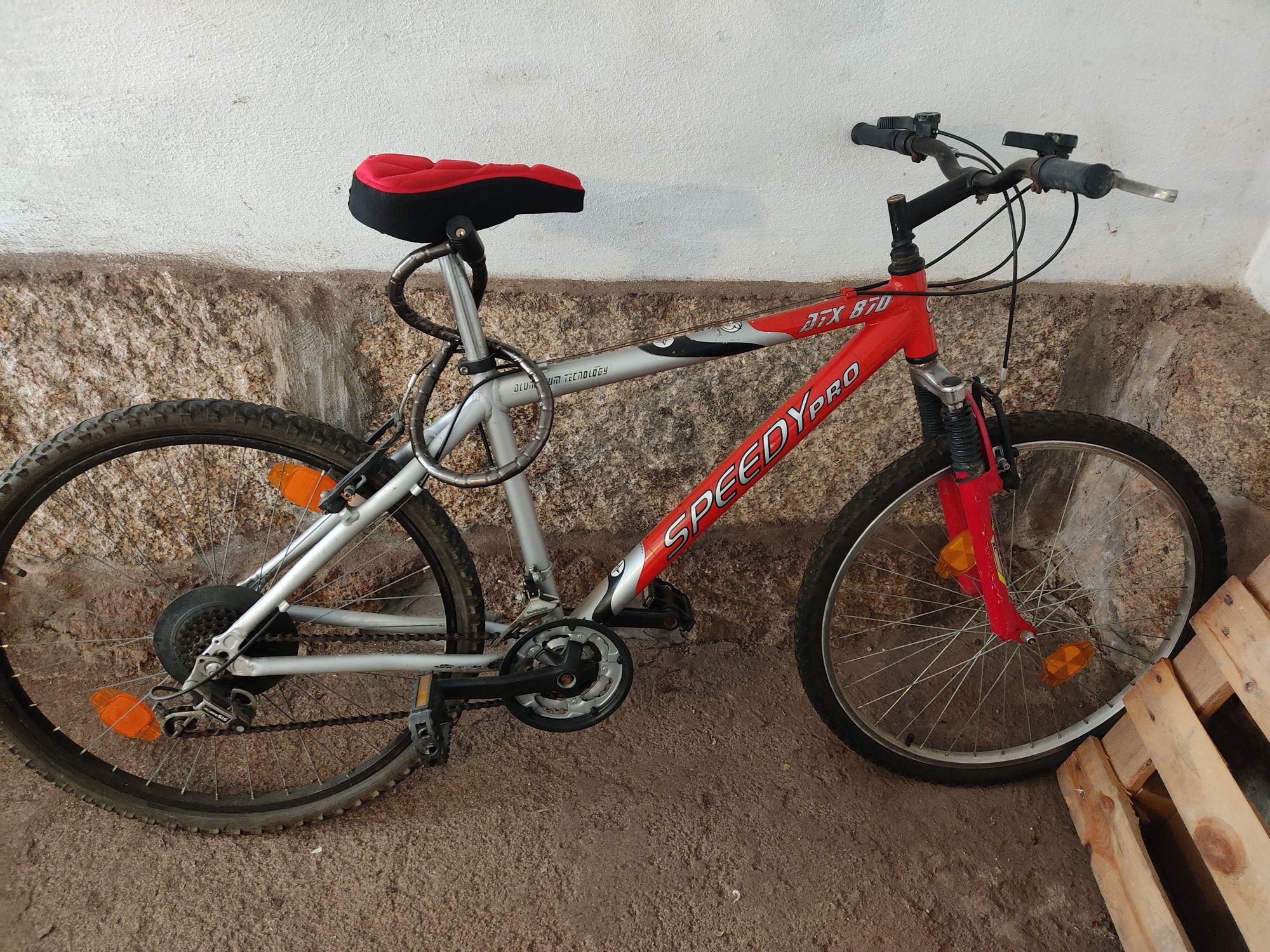 Vendo uma bicicleta.  Rodas de bicicleta tamanho 26.