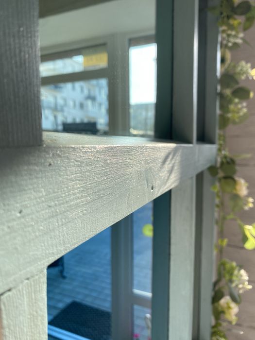 Деревʼяна рама з кольоровими дзеркалами