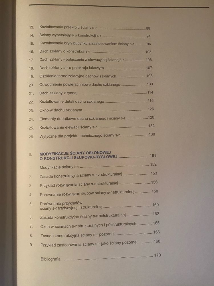 Przeszklone ściany osłonowe.