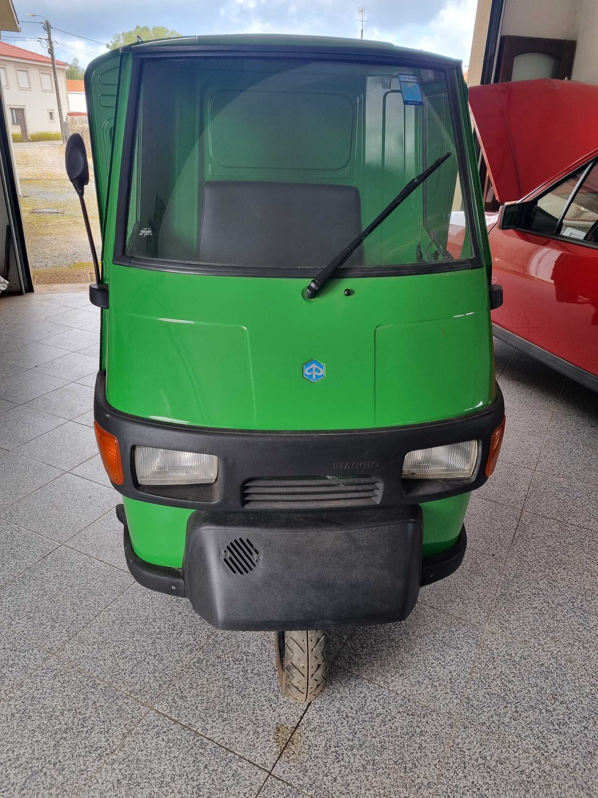Tuktuk Piaggio verde