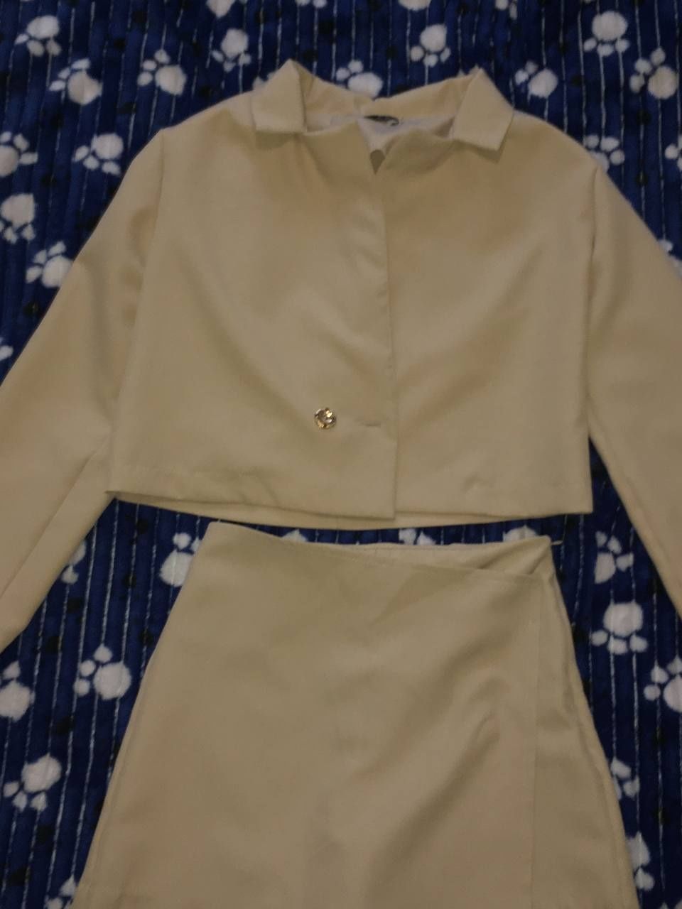 Женский костюм, укороченный пиджак и юбка шорты