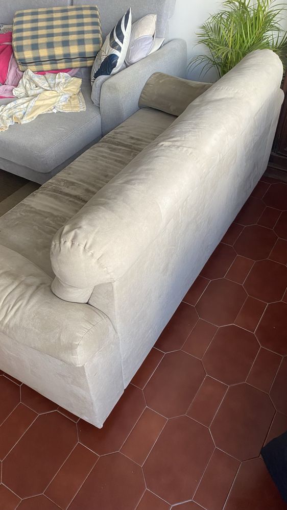 Sofa 3lugares, necessita de limpeza (para desocupar)