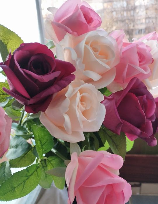 Неймовірно гарні силіконові троянди.