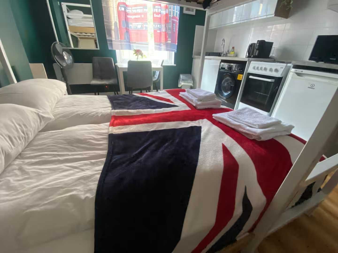 Двоярусне ліжко king size розміру (1,5 на 2, висота-1,8 м)