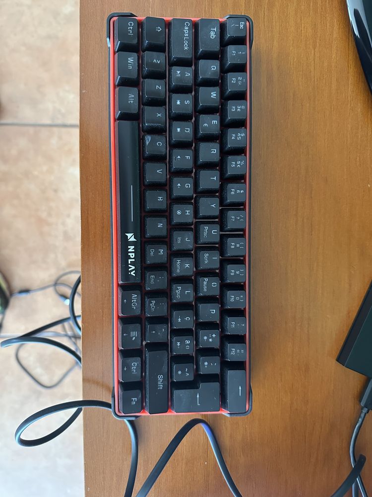 Xbox s + 2 comandos + 2 batereias + estação de carregamento + teclado