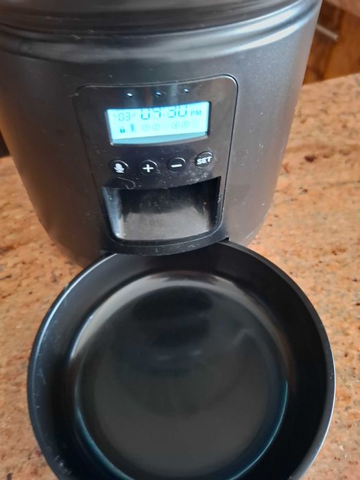 Dispensador automatico de comida (cão ou gato)