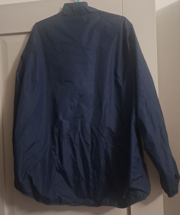 Granatowa kurtka przeciwdeszczowa marki Janina ze stójką i zamkiem bły