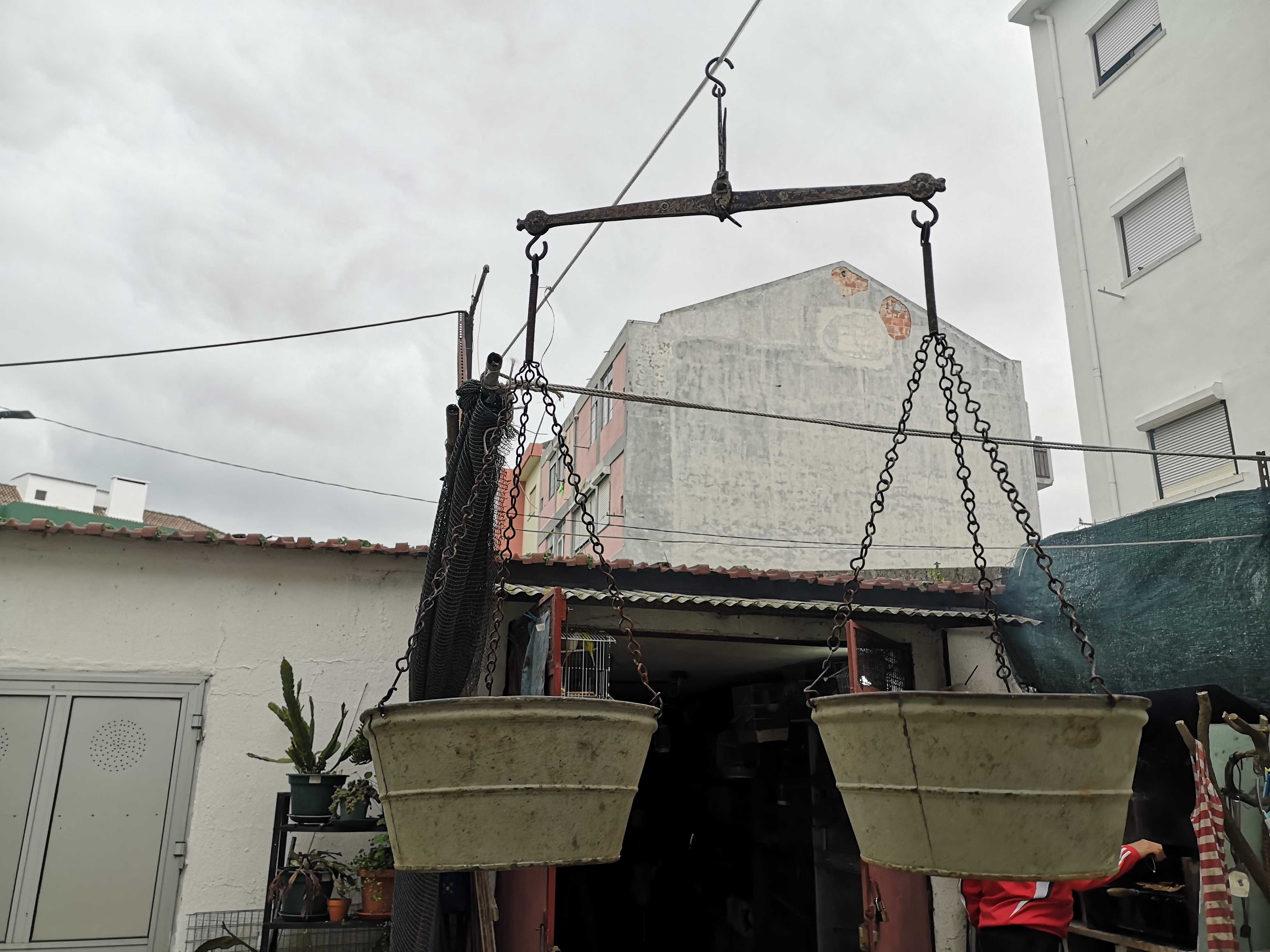 Balança vintage, suspensa, com 2 pratos e pesos