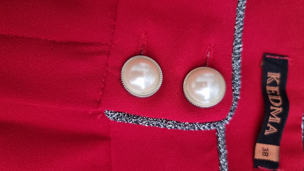 Костюм червоного кольору розмір 38 новий