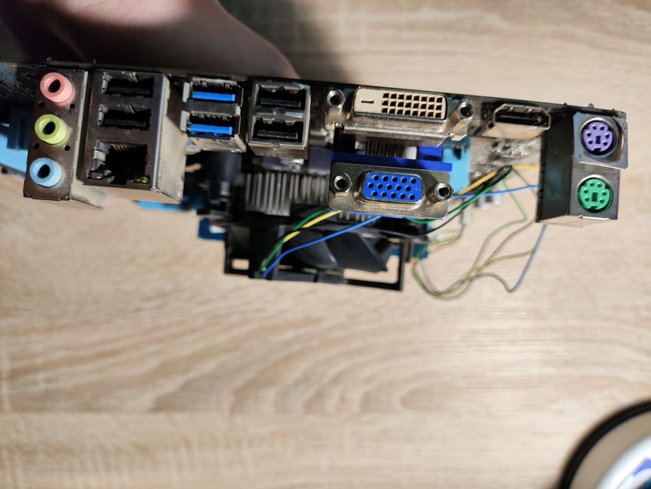 Продам материнскую плату Asus P8B75-M на 1155 сокете.