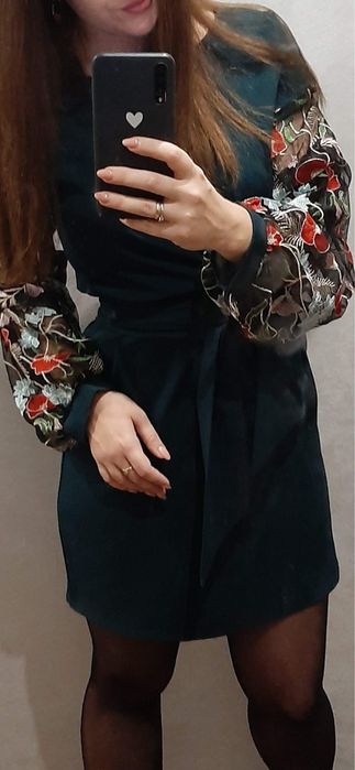 Сукня в ідеальному стані з вишитими рукавами