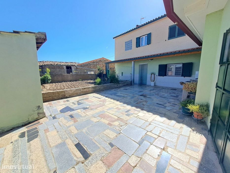Moradia T4 com garagem e quintal em Teixeira, Miranda do Douro