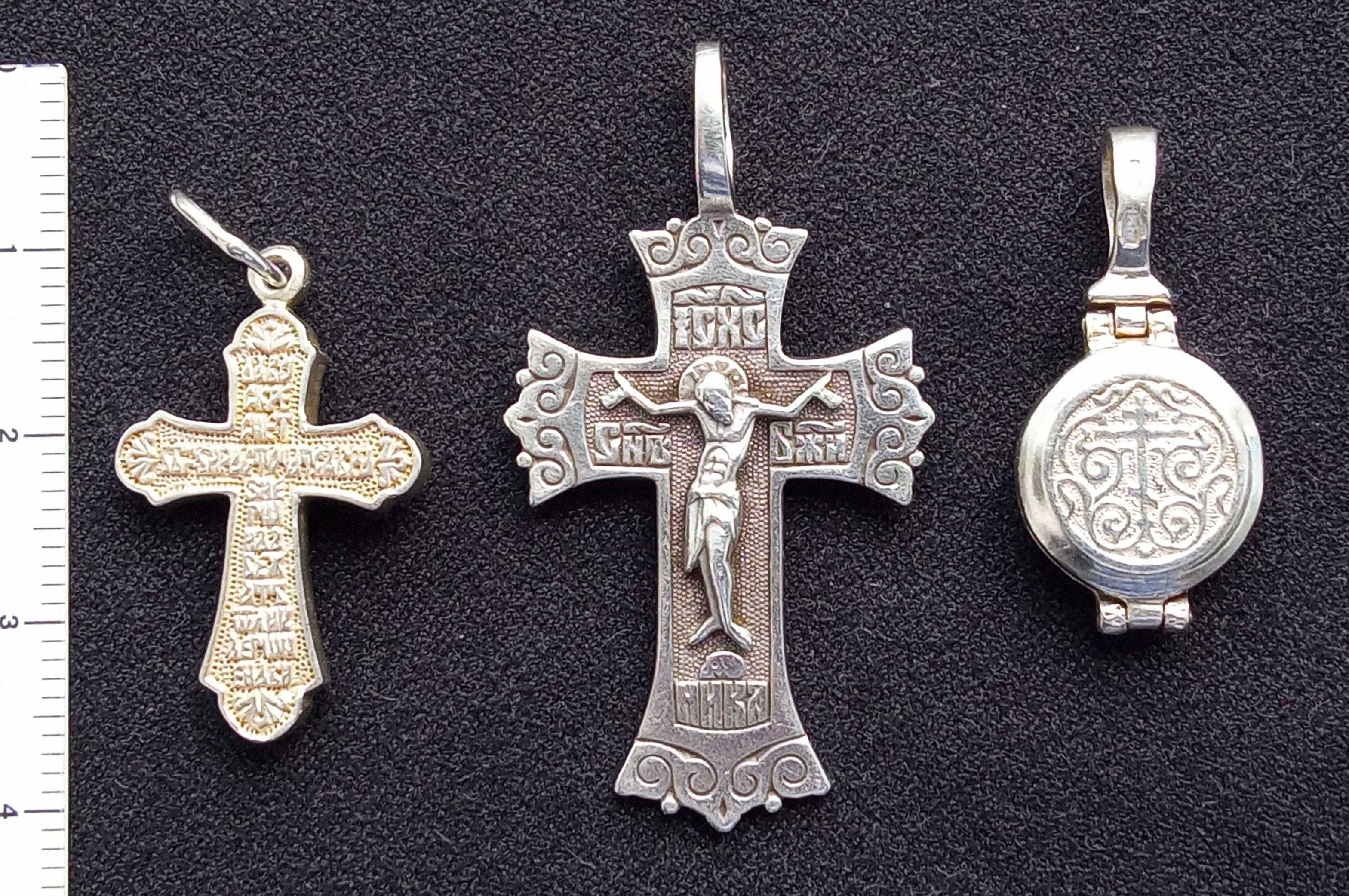 Два серебряных крестика и медальон.