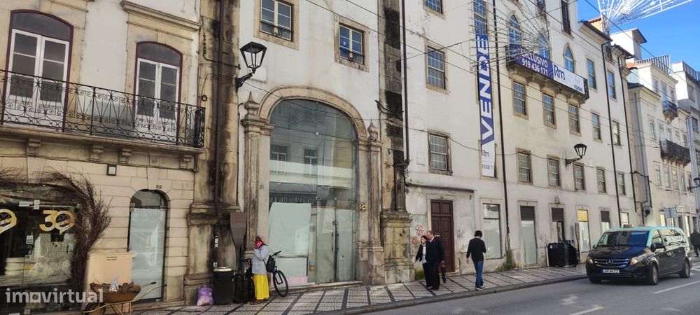 magnifico espaço comercial na Rua da Sofia, junto à Câmara Municipal
