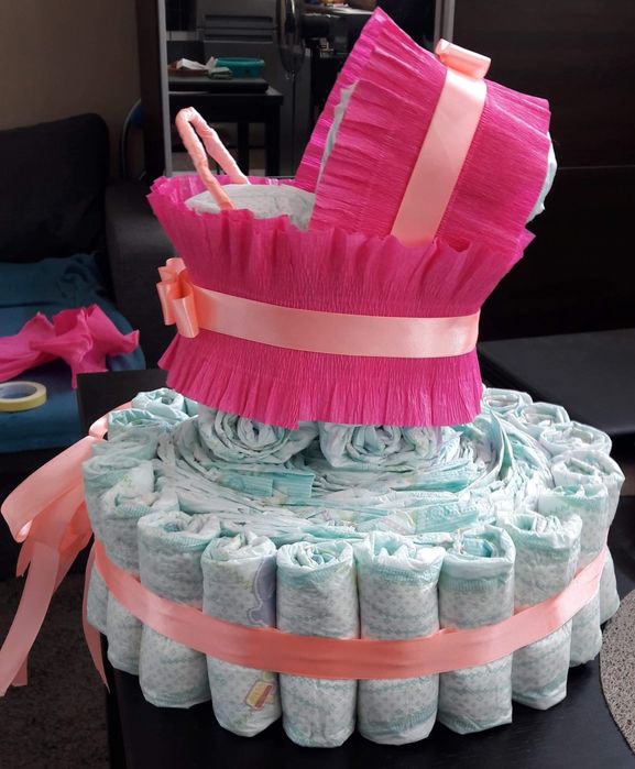 Tort z pampersów wózek z pampersów prezent na baby shower urodziny