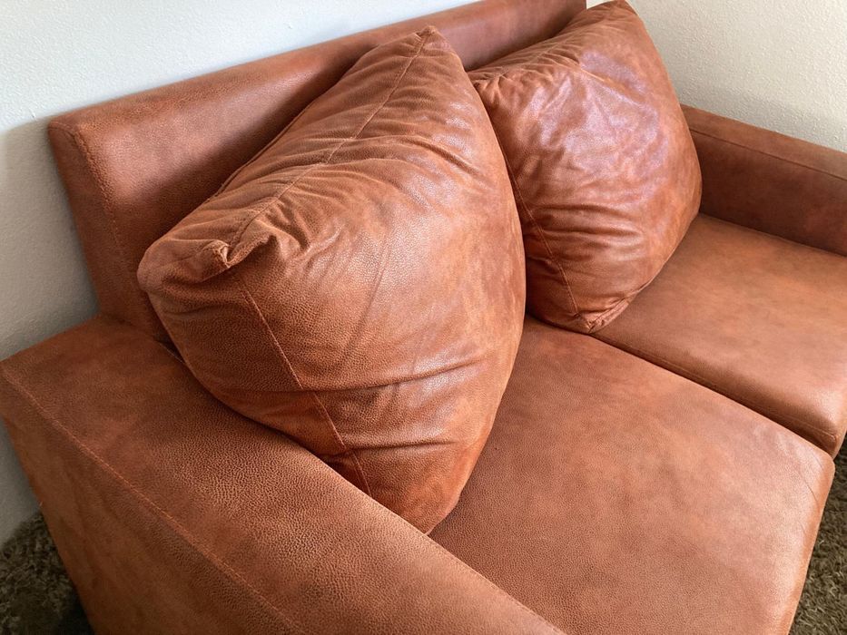 Sofá em Pele - Estado: Praticamente Novo