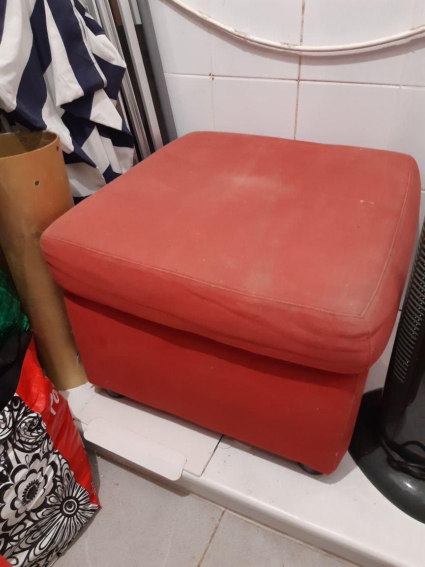 Puff vermelho, cadeirão, sofá
